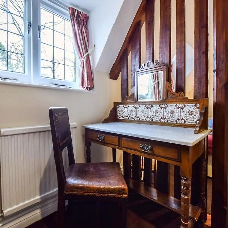Anne Boleyn Villa Уинчкомб Екстериор снимка